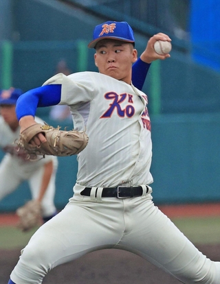 神戸国際大付-橿原学院　力投する神戸国際大付の宮田（撮影・吉田敦史）