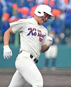 神戸国際大付-金光大阪　６回裏神戸国際大付２死、右越え本塁打を放ち、三塁を回る川中＝奈良県橿原市のさとやくスタジアム（撮影・大田将之）