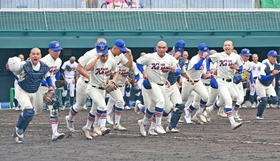 ３-１で金光大阪を破り、スタンドへ駆け出す神戸国際大付の選手たち＝奈良県橿原市のさとやくスタジアム（撮影・大田将之）