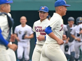 神戸国際大付-金光大阪　７回途中からリリーフ登板し、好投した神戸国際大付の宮田（中央）＝撮影・大田将之 