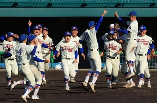 智弁学園に勝って優勝を決め、歓喜する神戸国際大付ナイン＝奈良県さとやくスタジアム（撮影・吉田敦史）