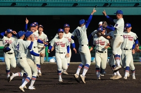 智弁学園に勝って優勝を決め、歓喜する神戸国際大付ナイン＝奈良県さとやくスタジアム（撮影・吉田敦史）
