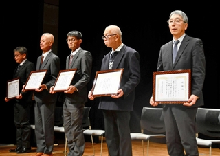 元監督、審判員ら4人に長年の功績たたえ表彰「教え子たちに感謝したい