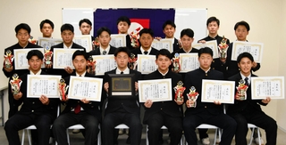 東洋大姫路の渡辺拓雲（前列中央左）ら、優秀選手に選ばれた17人＝明石市内