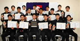 東洋大姫路の渡辺拓雲（前列中央左）ら、優秀選手に選ばれた17人＝明石市内