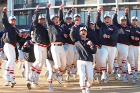 選抜大会出場が決まり、跳び上がって喜ぶ東洋大姫路ナイン＝姫路市の同校（撮影・辰巳直之）