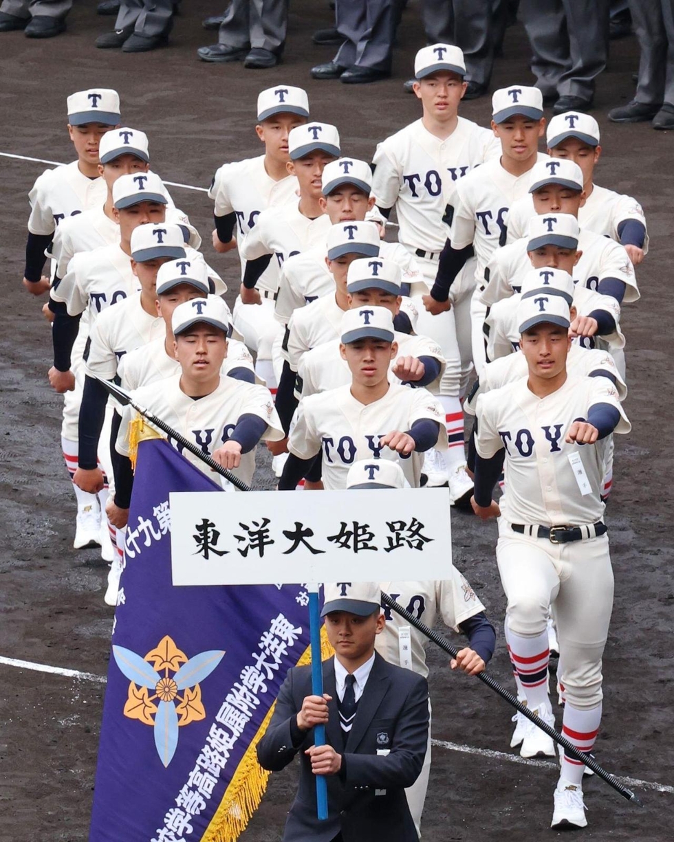 神戸国際大付と東洋大姫路ナイン、高ぶる心 センバツ開会式「緊張より