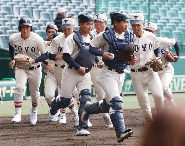 東洋大姫路が甲子園で練習 投手三上「マウンドからの景色は最高