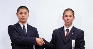 握手で健闘を誓い合う東洋大姫路の松本太翔主将（左）と花咲徳栄の本田新志主将