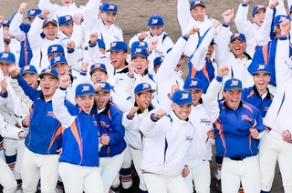 センバツ出場が決まり、喜ぶ神戸国際大付の選手たち＝神戸市垂水区学が丘５