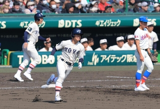 東洋大姫路-花咲徳栄　６回裏東洋大姫路２死一塁、松本の適時二塁打で１-０と先制する＝２１日午前、西宮市の甲子園球場（撮影・吉田敦史）