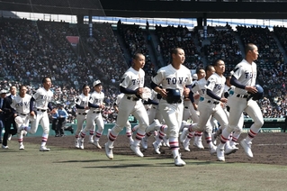 初戦突破ならず、スタンドへあいさつに向かう東洋大姫路の選手たち＝２１日午前、西宮市の甲子園球場（撮影・大田将之）