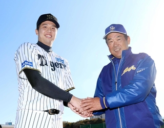 須磨翔風・中尾修監督と握手を交わす阪神・才木浩人（左）＝２０２５年１２月、須磨翔風高