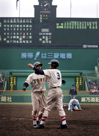 サヨナラ勝利を喜ぶ東洋大姫路ナインとマウンドに崩れ落ちる花咲徳栄・福本真史＝２００３年４月１日、甲子園