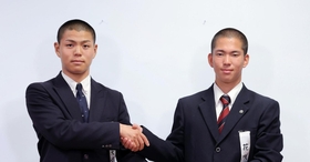 握手で健闘を誓い合う東洋大姫路の松本太翔主将（左）と花咲徳栄の本田新志主将