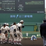 東洋大姫路にサヨナラ負けを喫し、マウンドに崩れ落ちる花咲徳栄・福本真史＝２００３年４月１日、甲子園