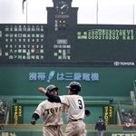 サヨナラ勝利を喜ぶ東洋大姫路ナインとマウンドに崩れ落ちる花咲徳栄・福本真史＝２００３年４月１日、甲子園