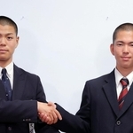 握手で健闘を誓い合う東洋大姫路の松本太翔主将（左）と花咲徳栄の本田新志主将