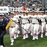 元気よく入場行進する東洋大姫路の選手たち