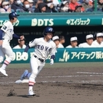 東洋大姫路-花咲徳栄　６回裏東洋大姫路２死一塁、松本の適時二塁打で１-０と先制する＝２１日午前、西宮市の甲子園球場（撮影・吉田敦史）