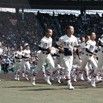 初戦突破ならず、スタンドへあいさつに向かう東洋大姫路の選手たち＝２１日午前、西宮市の甲子園球場（撮影・大田将之）