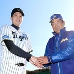 須磨翔風・中尾修監督と握手を交わす阪神・才木浩人（左）＝２０２５年１２月、須磨翔風高