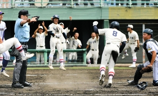 東播磨－東洋大姫路　７回裏東洋大姫路１死二、三塁、右前適時打で二走の伏見（８）らが生還し、２点を勝ち越す＝高砂