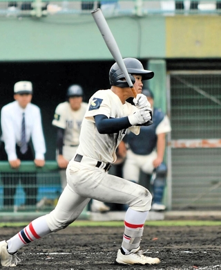 滝川第二－東洋大姫路　４回表東洋大姫路１死一、二塁、右前打でチャンスを広げる東洋大姫路の月田＝高砂