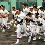 東播磨－東洋大姫路　東播磨との接戦を制し、準々決勝に進んだ東洋大姫路ナイン＝高砂