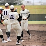 報徳-神戸国際大付　最後の打者を打ち取り、仲間に出迎えられる報徳の沢田（中央）＝姫路市ウインク