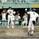 東播磨－東洋大姫路　７回裏東洋大姫路１死二、三塁、右前適時打で二走の伏見（８）らが生還し、２点を勝ち越す＝高砂