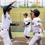 三田学園-高砂　延長タイブレークを制し、喜ぶ高砂の選手たち＝姫路市ウインク