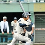 滝川第二－東洋大姫路　４回表東洋大姫路１死一、二塁、右前打でチャンスを広げる東洋大姫路の月田＝高砂