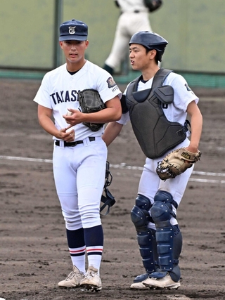 報徳－高砂　マウンドで高砂の先発杉山（左）に声をかける捕手竹内（撮影・風斗雅博）