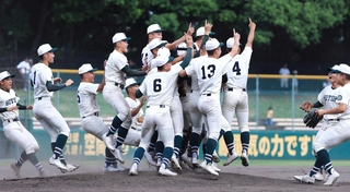 智弁和歌山を下し、マウンドに集まる報徳ナイン（撮影・丸山桃奈）