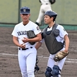 報徳－高砂　マウンドで高砂の先発杉山（左）に声をかける捕手竹内（撮影・風斗雅博）