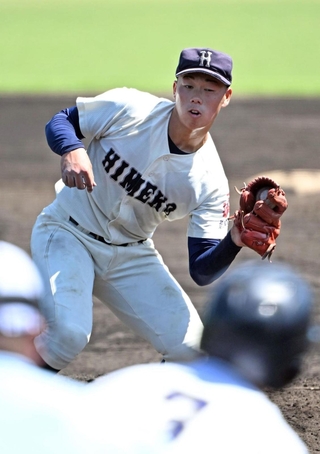 須磨友が丘-姫路工　５回裏須磨友が丘２死二、三塁、相手打者の打球を自ら捕球し、ピンチを切り抜けた姫路工のエース開発＝高砂（撮影・風斗雅博）