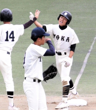 八鹿－東播工　７回裏八鹿２死二塁、勝ち越しの適時三塁打を放ち塁上でハイタッチする川岸（右）＝三田市神姫バスキッピー