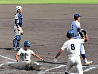 加古川北-姫路工　１１回裏、サヨナラ負けに肩を落とす加古川北の捕手・迎と杉尾（３）＝高砂