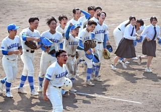 西宮東を破り、歓喜する加古川西の選手たち＝１８日午後、姫路市ウインク（撮影・大田将之）