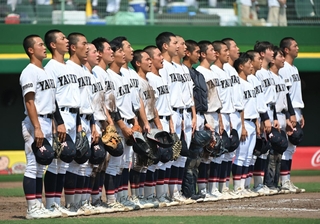 東播磨を破って４強入りを決めた社の選手たち＝ほっともっと神戸（撮影・大田将之）