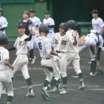 淳心にコールドゲーム勝ちして歓喜する上郡の選手たち＝５日午前、明石トーカロ球場（撮影・大田将之）