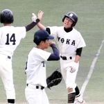 八鹿－東播工　７回裏八鹿２死二塁、勝ち越しの適時三塁打を放ち塁上でハイタッチする川岸（右）＝三田市神姫バスキッピー