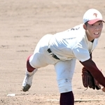 川西明峰－津名　川西明峰打線を完封した津名の鈴木＝Ｇ７スタジアム神戸（撮影・斎藤雅志）
