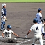 加古川北-姫路工　１１回裏、サヨナラ負けに肩を落とす加古川北の捕手・迎と杉尾（３）＝高砂