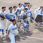 西宮東を破り、歓喜する加古川西の選手たち＝１８日午後、姫路市ウインク（撮影・大田将之）