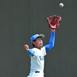 西宮東-加古川西　３回裏西宮東２死、飛球を好捕する加古川西の中堅手久保田＝姫路市ウインク（撮影・大田将之）