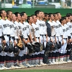 東播磨を破って４強入りを決めた社の選手たち＝ほっともっと神戸（撮影・大田将之）