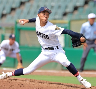 兵庫大会で力投が光った社のエース岩井＝７月２６日、ほっともっとフィールド神戸