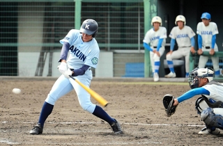 加古川西－神院大付　３回裏神院大付２死一塁、６番中村が同点適時二塁打を放つ＝高砂
